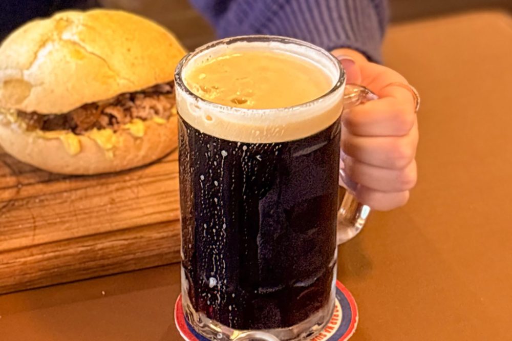 Brazza 41 lança cardápio especial de happy hour Um dos novos endereços para saborear carnes assadas em Curitiba, a steakhouse Brazza 41 lança um cardápio especial de happy hour. De terça a sexta-feira, das 17h às 20h, o menu reúne porções, hambúrgueres e bebidas com preços promocionais para aproveitar o fim da tarde e o início da noite.