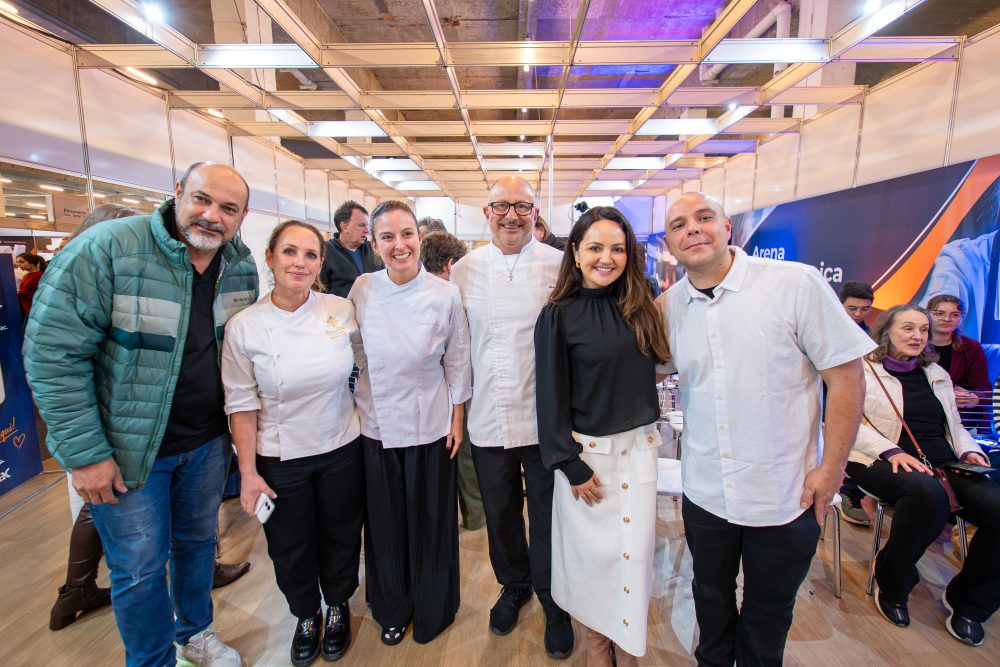 A segunda edição da Feira da Louça Gourmet vem conquistando o público e se consolidando como uma das atrações de destaque da 33ª Feira da Louça de Campo Largo. Com aulas-show que têm registrado grande procura e lotação ao longo da programação, o evento transformou a Arena Gastronômica Senac em um dos pontos de grande movimento da feira, reunindo gastronomia, conhecimento e valorização dos ingredientes paranaenses.