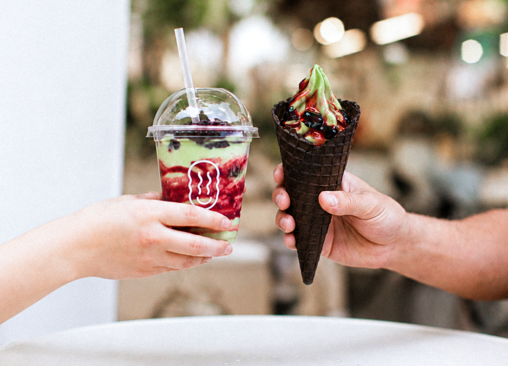 A SOFT Ice Cream, maior rede de sorvete soft artesanal do país, traz de volta ao cardápio um dos sabores que têm ganhado espaço no mercado nacional: o matcha. Em collab com a The Coffee, a marca apresenta, de 23 de setembro (Dia do Sorvete) a 14 de outubro, um menu especial com o ingrediente, que inclui casquinhas, sobremesa, cones especiais e shakes.
