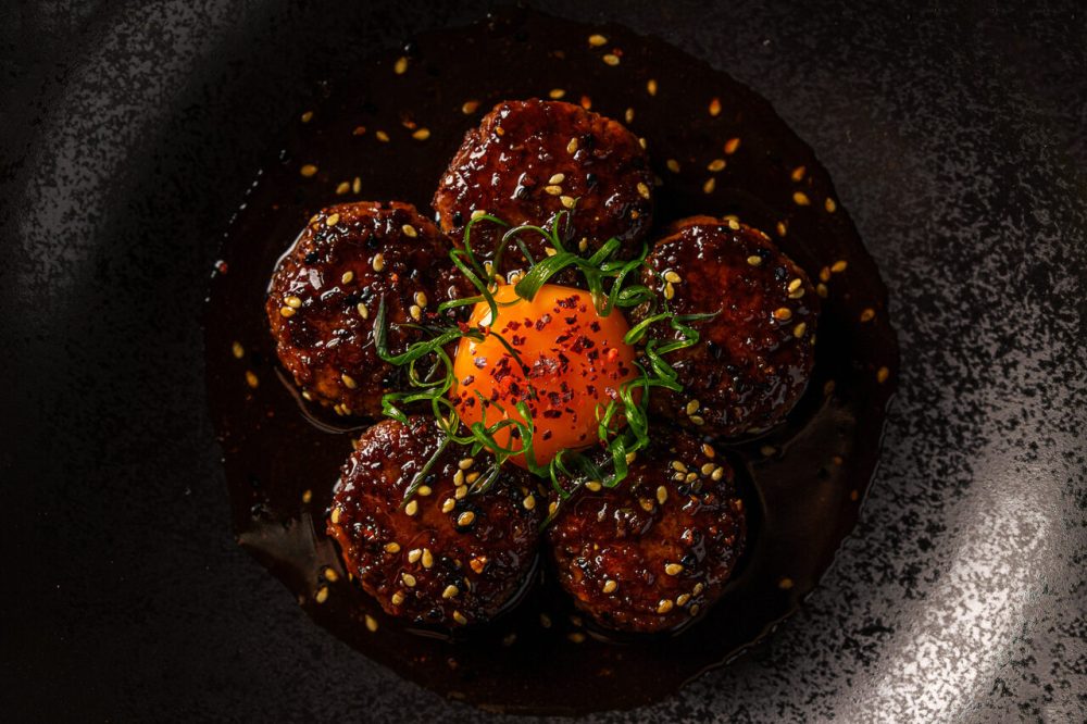 DUQ lança menu de primavera com Wagyu como protagonista Novo menu sazonal estreia em 22 de setembro e explora diferentes possibilidades da carne em criações do chef Felipe Miyake