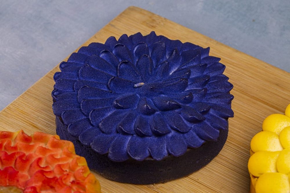 A chegada da primavera renova a vitrine da Sotile Pasticceria, no Juvevê, com seis criações assinadas pela chef Juliana Demário. A nova coleção parte de ingredientes que combinam frescor, notas florais e contrastes mais marcantes, mantendo uma das características do trabalho da confeiteira: sobremesas construídas em diferentes camadas de sabores e texturas.