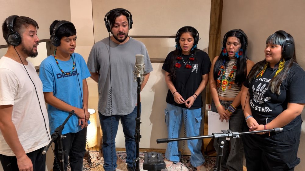 Um encontro entre povos indígenas do Norte e do Sul do Brasil dá origem a Canto da Terra, novo álbum do Coletivo Puxirum, que reúne oito faixas e promove um diálogo entre diferentes tradições, línguas, territórios e referências musicais. As gravações acontecem neste mês de setembro, no Click Audioworks, em Curitiba, reunindo artistas ligados aos povos Mura, Guarani, Kaingang e Xetá.