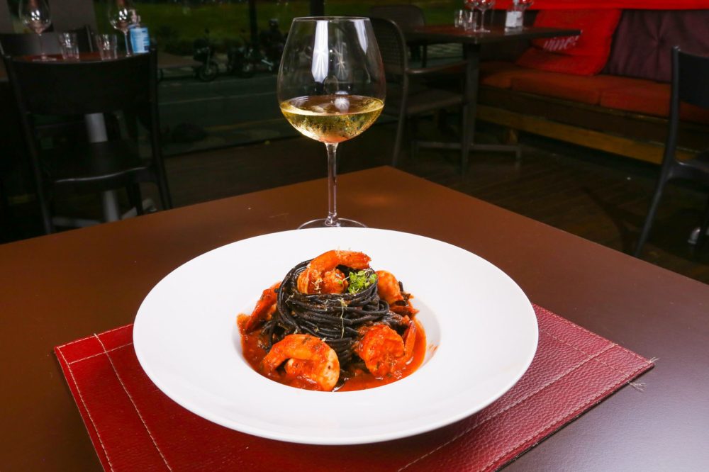 Feriadão com vinho e promoção no Vino! Batel O winebar Vino! Batel vai brindar o feriadão com muito vinho e promoção. A casa abre normalmente na segunda e na terça-feira, com happy hour das 17h às 20h. Nesse período, quem comprar uma garrafa de vinho ganha uma entrada para compartilhar, com duas opções: Batata Rústica ou Arancini. A promoção também será válida no sábado (5/9).