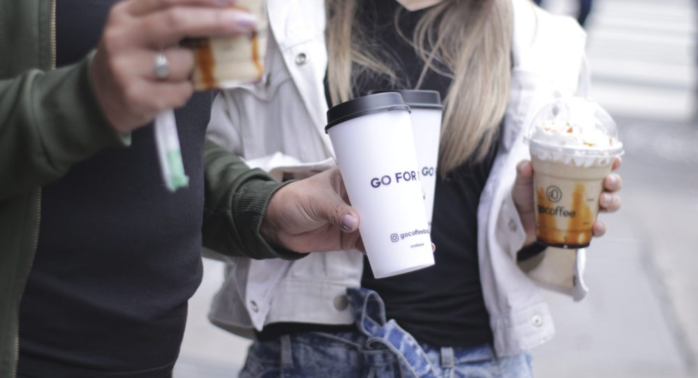 Às vésperas de completar oito anos, rede reforça trajetória marcada pelo pioneirismo, pela construção de comunidade e pela expansão da experiência do café para além das lojas De uma pequena cafeteria em Curitiba a uma marca presente em todos os estados brasileiros, a trajetória da Go Coffee acompanha as transformações do consumo de café no país. Fundada em 2017 e prestes a completar oito anos, a rede ajudou a impulsionar novos formatos de consumo no segmento, combinando o conceito coffee to go, expansão por franquias, desenvolvimento de produtos, collabs e estratégias voltadas à criação de uma comunidade em torno da marca.
