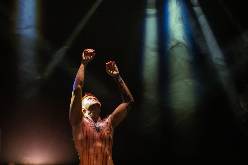 Ideias para adiar o fim do mundo, CAIXA Cultural Curitiba, Yumo Apurinã, Ailton Krenak, ancestralidade, crise climática, territórios, direitos dos povos originários, Curitiba, teatro, cultura