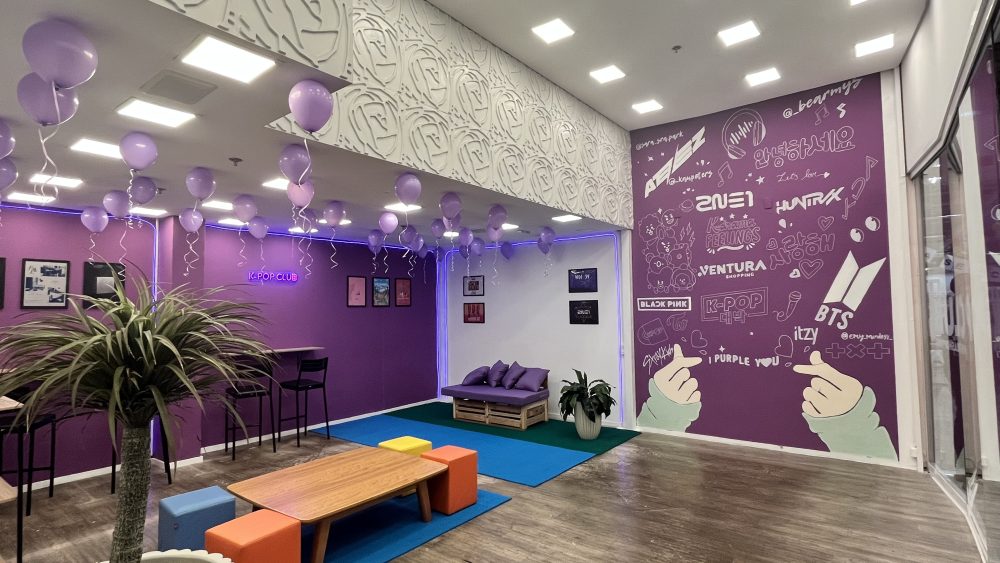 Um ano depois de transformar uma loja vaga em um ponto de encontro para fãs de K-Pop em Curitiba, o K-Pop Club Ventura comemora seu primeiro aniversário com uma programação especial no dia 19 de setembro. Das 14h às 18h, o espaço será palco de uma tarde de música, dança, interação e experiências voltadas aos fãs, com atividades gratuitas e abertas ao público.