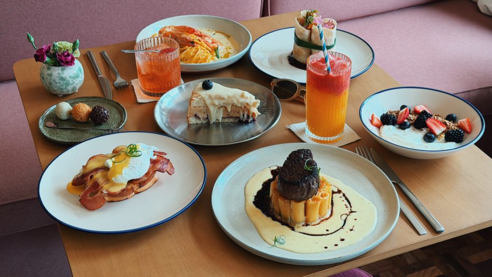 Emma Café Bistrot amplia atendimento e passa a abrir aos domingos no Bigorrilho Os domingos ganham uma nova opção para café da manhã, almoço e brunch em Curitiba. O Emma Café Bistrot, no Bigorrilho, passa a receber o público das 9h às 15h, ampliando o funcionamento da casa, que já atende de quarta a sábado, das 12h às 23h. Aos domingos, o atendimento é por ordem de chegada, sem necessidade de reserva.