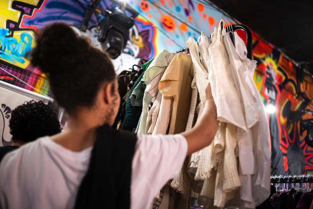 A Feira Me Leva Curitiba chega a uma nova edição — e desta vez em um endereço inédito. Nos dias 12 e 13 de setembro, a feira realiza uma edição especial pela primeira vez na Rua Itupava, 1299, reunindo brechós, marcas locais e diferentes iniciativas criativas em um mesmo espaço.