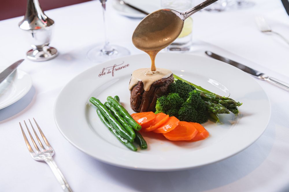 Uma das grandes referências da alta gastronomia em Curitiba, o restaurante Ile de France também conta com espaços versáteis e atendimento especializado para a realização de eventos, tanto sociais quanto corporativos. A casa possui três ambientes capazes de receber produções de diferentes formatos e portes. Para celebrações exclusivas, todo o restaurante também pode ser locado.