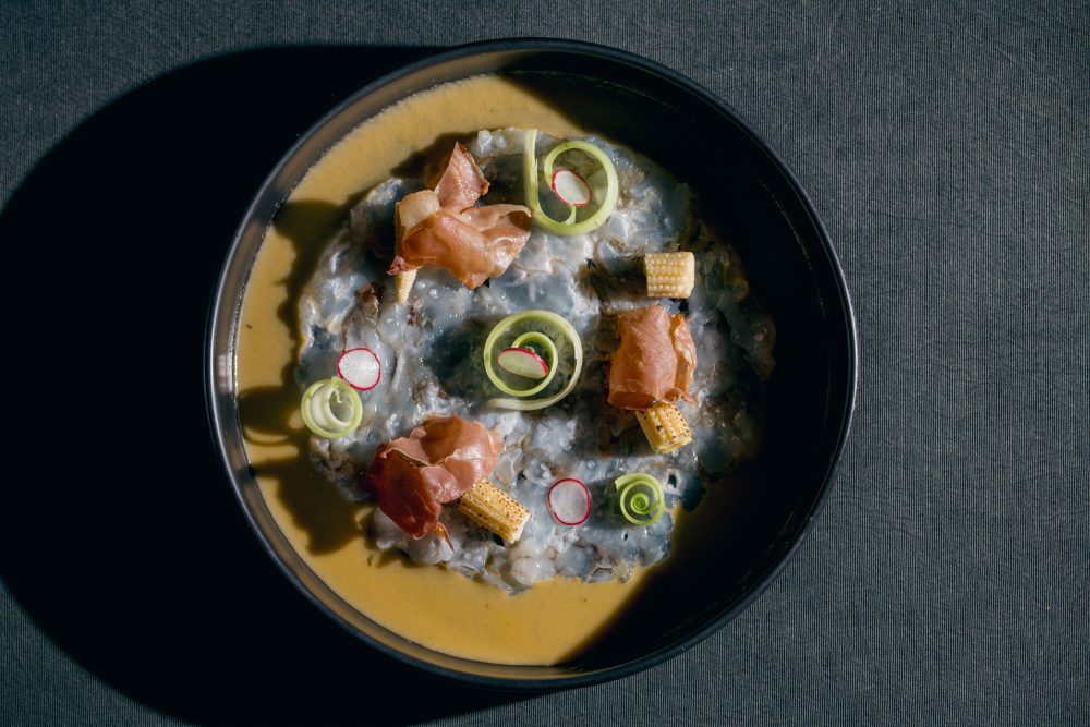 chef peruano Carlos Alata leva adiante no Nuu Nikkei, em Curitiba,  e que aparece de forma exemplar no Tiradito Mediterrâneo, um dos novos pratos da casa. A criação parte do aguachile mexicano, preparo tradicional de camarão cru banhado em cítricos, passa pela técnica peruana do tiradito,