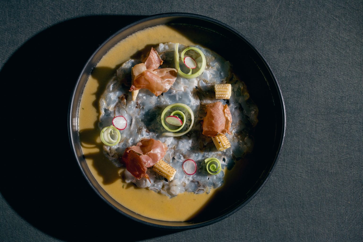Chef Carlos Alata revela receita do Tiradito Mediterrâneo, prato do Nuu Nikkei que cruza México, Peru e Itália chef peruano Carlos Alata leva adiante no Nuu Nikkei, em Curitiba, e que aparece de forma exemplar no Tiradito Mediterrâneo, um dos novos pratos da casa. A criação parte do aguachile mexicano, preparo tradicional de camarão cru banhado em cítricos, passa pela técnica peruana do tiradito,