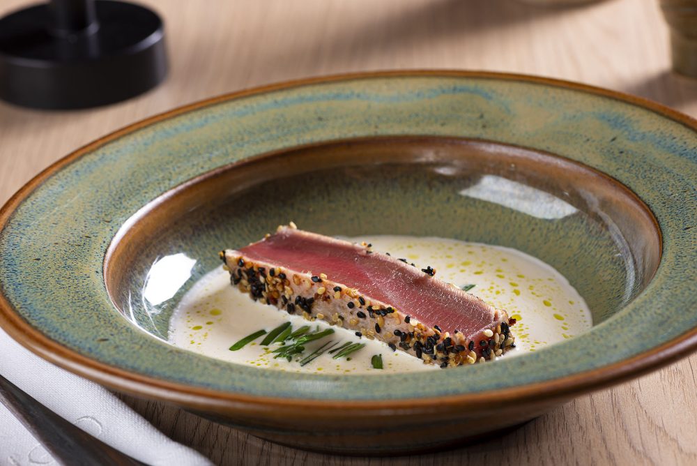 A cerimônia Kaitai é um dos grandes espetáculos da gastronomia japonesa: diante do público, um atum inteiro é aberto e cuidadosamente dividido pelo chef, revelando diferentes cortes, sabores e texturas. Para celebrar essa tradição, o restaurante Ichigo Ichie realiza um evento especial no dia 23 de setembro (quarta-feira), a partir das 19h30. Um atum bluefin espanhol de mais de 100 quilos, capturado no Mar Mediterrâneo, será a grande estrela da noite e o principal ingrediente do jantar servido na sequência.