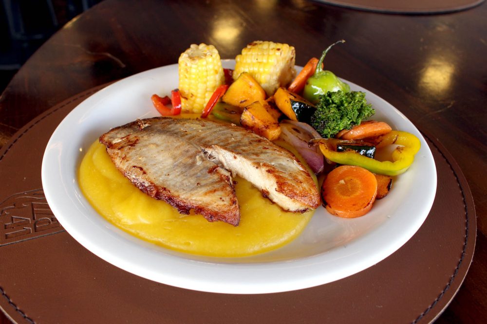 Brazza 41 renova almoço executivo com carnes, massas e acompanhamentos Com carnes assadas como destaque, a steakhouse Brazza 41 lança seu novo almoço executivo. O cardápio especial para esse período do dia foi ampliado, e o cliente pode combinar diferentes tipos de proteínas com uma entrada, um acompanhamento ou uma massa, com preços que variam de R$ 49 a R$ 64. Adicionais variados e sorvete como sobremesa também integram o cardápio, que pode ser aproveitado de terça a sexta-feira (exceto feriados), das 11h30 às 14h30.