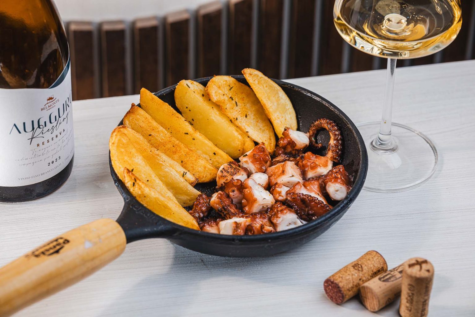 O gastrobar Nacional Bar & Mar terá programação especial e promoções para embalar o feriadão. Na terça-feira (8/9), Dia da Padroeira de Curitiba, Nossa Senhora da Luz dos Pinhais, a casa funcionará do meio-dia às 23h55. Durante todo o período, uma seleção de vinhos será vendida com 30% de desconto, enquanto o chope Heineken sairá de R$ 15 por R$ 10,99.