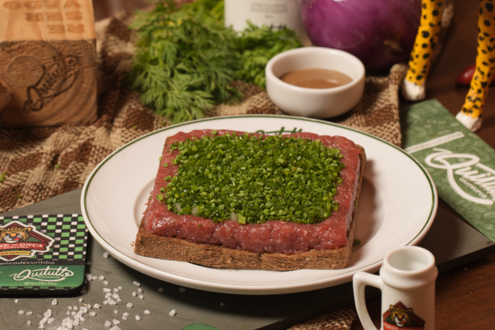 A gastronomia de Curitiba estará presente na ABAV Expo 2026, que acontece de 30 de setembro a 2 de outubro, no Expo Center Norte, em São Paulo. Durante o evento, o Quitutto e o Kurytiba irão representar a capital paranaense no estande do Paraná, levando ao público dois pratos que ajudam a contar a história e a identidade gastronômica do Estado: a Carne de Onça e o Entrevero de Pinhão.