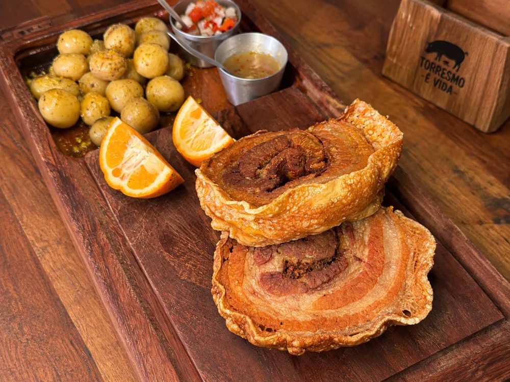 Bar do Preto lança novo cardápio e noite com clima de boteco Os sabores e o clima de boteco marcam presença em uma série de novidades que o Bar do Preto lança neste mês. A casa, localizada no Cristo Rei, está com cardápio novo e ampliou a programação com a Quinta de Leve, noite dedicada ao lado mais gastronômico e descontraído do bar. Todas as quintas-feiras, o evento apresenta promoções no cardápio e música ao vivo, embalada pelo pagode e pelo samba.