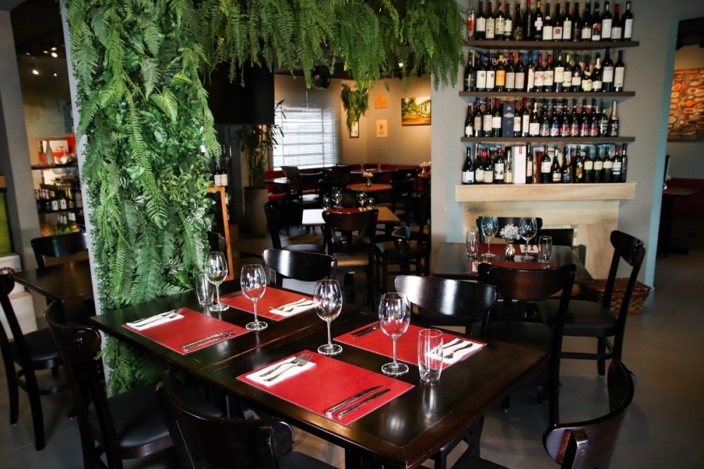 Vino Nobile lança menu especial de almoço com gnocchi ou ravioli e taça de vinho por R$ 68 O restaurante Vino Nobile, em Curitiba, apresenta durante o mês de setembro um menu especial de almoço com opções de massas italianas, acompanhado de uma taça de vinho e sobremesa