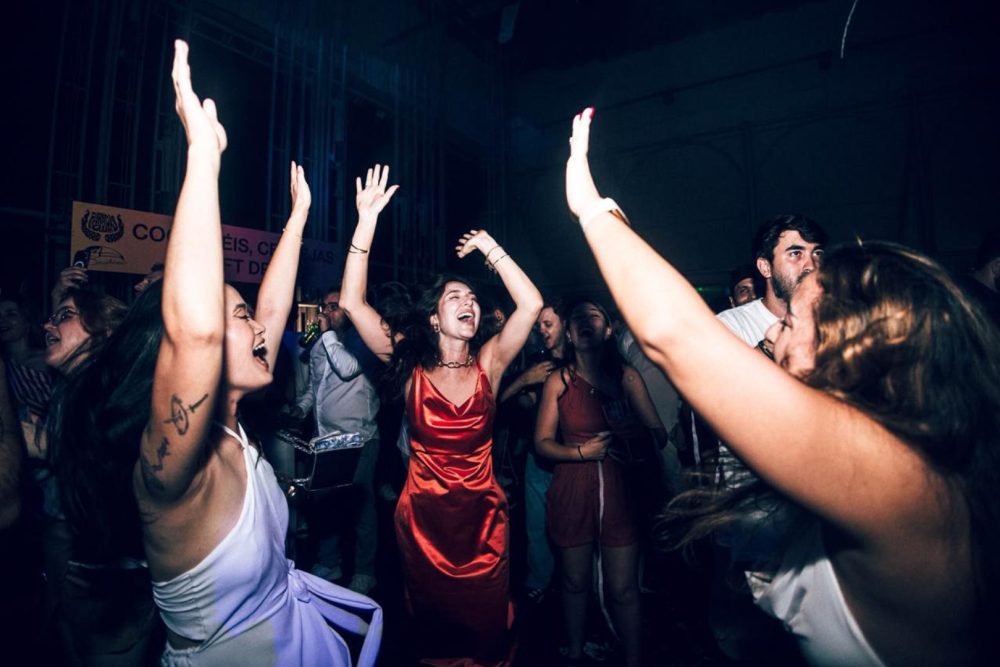 Virada Paradisíaca chega à quinta edição com Réveillon na Ópera de Arame, em Curitiba. Ingressos à venda Paradis Club e Brasilidades promovem uma noite de música e celebração no cartão-postal mais icônico da cidade, com pista de dança montada no palco da Ópera de Arame e DJs comandando a maior festa de Réveillon da capital paranaense
