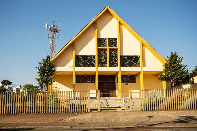 Jantar Italiano beneficente será realizado neste sábado em prol das obras da Paróquia Sagrada Família A Paróquia Sagrada Família, no bairro Cidade Industrial de Curitiba (CIC), promove no dia 26 de setembro de 2026, a partir das 19h, uma noite especial de sabores, confraternização e solidariedade. A Noite Italiana será realizada no salão paroquial, na Rua Pedro Gusso, 4451, e terá toda a renda destinada às obras e melhorias da paróquia. O jantar foi preparado para reunir famílias e amigos em torno de um cardápio inspirado na tradicional gastronomia italiana. Entre as opções estão nhoque, penne e talharim, acompanhados de três tipos de molho: funghi, bolonhesa e branco. O menu também inclui lasanha à bolonhesa, arroz branco, coxa e sobrecoxa assada e saladas. Para completar a noite, sobremesas e bebidas serão comercializadas à parte. Os convites custam R$ 50 por pessoa. Crianças de 7 a 12 anos pagam meia-entrada. A venda será realizada exclusivamente de forma antecipada pelo WhatsApp (41) 98750-5111. Além de proporcionar uma noite de confraternização, o evento tem um propósito especial: contribuir para a continuidade das obras da Paróquia Sagrada Família. A iniciativa busca unir comunidade, gastronomia e solidariedade em uma celebração preparada com carinho pelos paroquianos. Paróquia Sagrada Família jantar beneficente. Os convites custam R$ 50 por pessoa. Crianças de 7 a 12 anos pagam meia-entrada. Bebidas a parte. A venda será realizada exclusivamente de forma antecipada pelo WhatsApp (41) 98750-5111. Pedro Gusso, 5441- Salão Paroquial