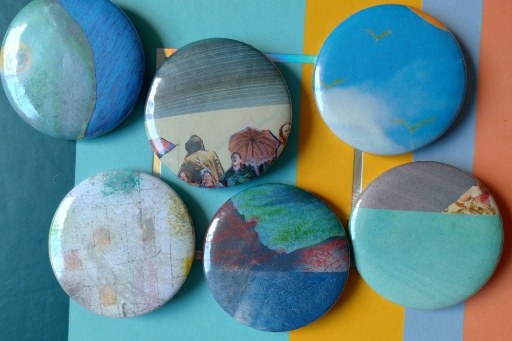 Exercitar a criatividade é a proposta da oficina de bottons personalizados que será realizada no Lynk Gastrô, no Centro Histórico de Curitiba, neste sábado, 19 de setembro, às 10h. Os participantes poderão idealizar e confeccionar quatro bottons de 4 centímetros cada um, com as imagens que escolherem. As inscrições precisam ser realizadas antecipadamente preenchendo este formulário ou por mensagem (DM) no Instagram Bora Curitiba.