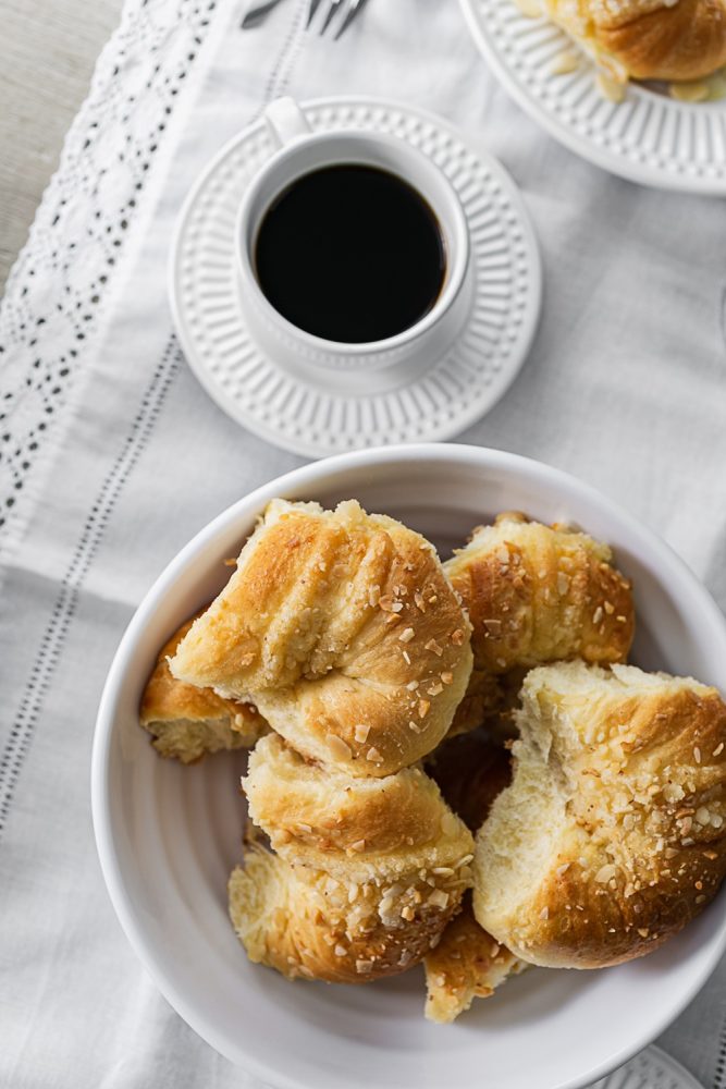 Casa do Croissant lança Pão Croissant com Amêndoas inspirado nas tradicionais confeitarias europeias Novidade combina a receita clássica da marca curitibana com lâminas de amêndoas e delicada camada de açúcar, ampliando o portfólio da empresa que celebra 30 anos de história