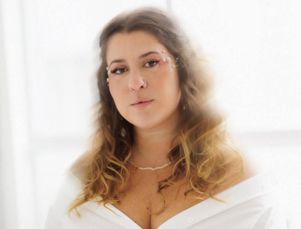 Após um lançamento  nas plataformas digitais, cantora curitibana celebra um ano do álbum com o show Onde Eu Sol, no dia 24 de setembro, às 20h, no Teatro Paiol, em Curitiba
