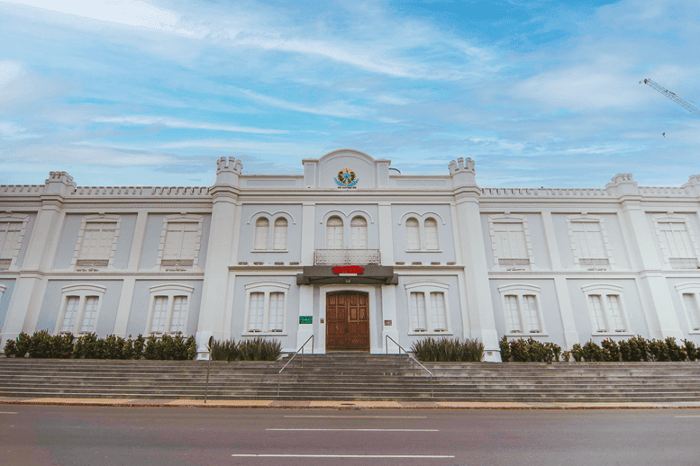 Shopping Curitiba celebra 30 anos, com expansão no portfólio de marcas e campanha promocional O Shopping Curitiba completa 30 anos neste mês de setembro e reforça sua posição como um dos mais tradicionais da cidade, reunindo compras, gastronomia, experiências, serviços e lazer em um só espaço. A data marca o início de uma nova fase do empreendimento, impulsionada por investimentos em seu portfólio de lojas e ações especiais para os clientes.