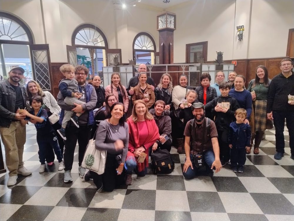 Shopping Estação promove aula-passeio gratuita sobre a história de Curitiba Estação promove, no dia 23 de setembro, uma aula-passeio gratuita sobre curiosidades históricas de Curitiba e do Museu Ferroviário. A atividade tem vagas limitadas e terá tradução simultânea em Libras. Conduzido pelo historiador patrimonial Rogério Bealpino,