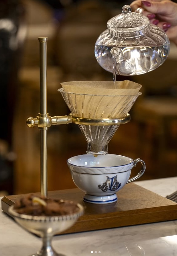Maison Lalisse promove vivência de cafés especiais para quem quer entender mais sobre a bebida O café especial deixou de ser assunto apenas de baristas e profissionais do setor. Origem do grão, perfil de torra, moagem e diferentes formas de preparo despertam cada vez mais a curiosidade de quem gosta de café e quer entender melhor o que chega à xícara. É para esse público que a Maison Lalisse, em Curitiba, realiza a Vivência de Cafés Especiais, experiência que terá novas turmas entre setembro e novembro.