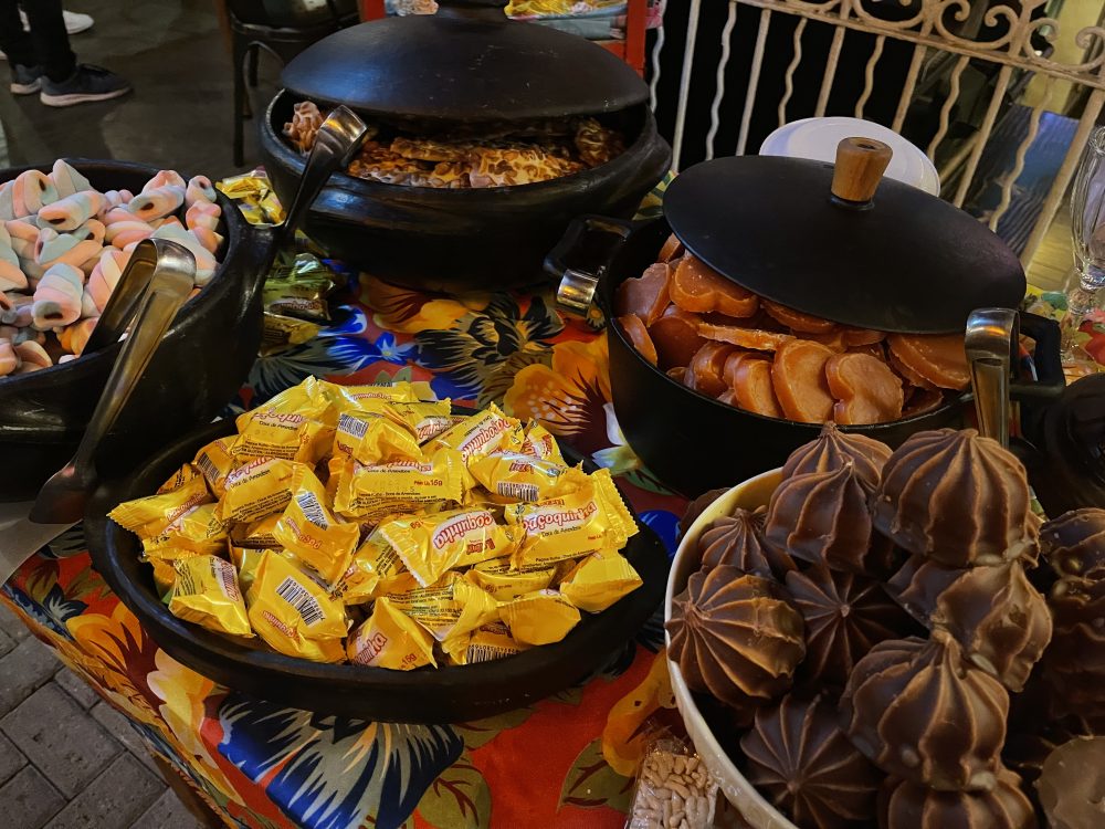 Bar de Curitiba terá programação especial no feriado de 12 de outubro, com direito à mesa de doces gratuita para a criançada O Bar Quermesse estará aberto nas unidades Bom Retiro e Ecoville, a partir do meio-dia, com buffet de feijoada, comida mineira e uma mesa de doces gratuita para celebrar o Dia das Crianças.