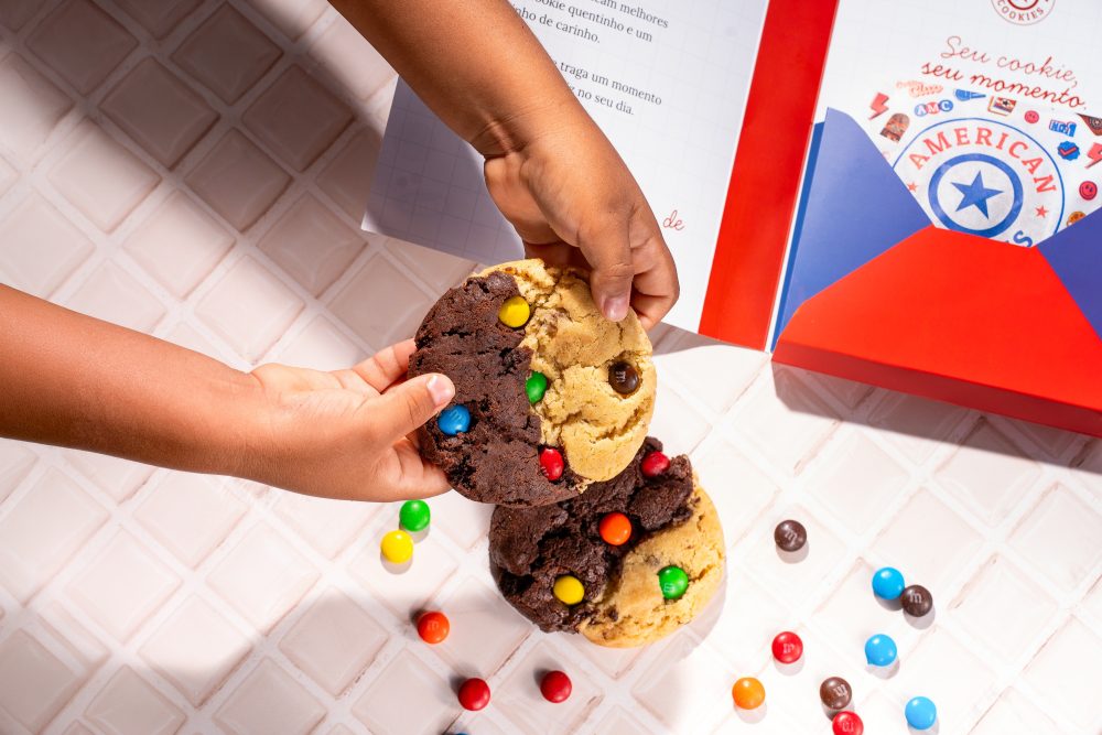 E se o presente vier em forma de cookie? American Cookies cria embalagem para adoçar o Dia das Crianças Porta-cookies transforma o doce em um mimo presenteável, com cartões de mensagens que podem ser escolhidos de acordo com a ocasião