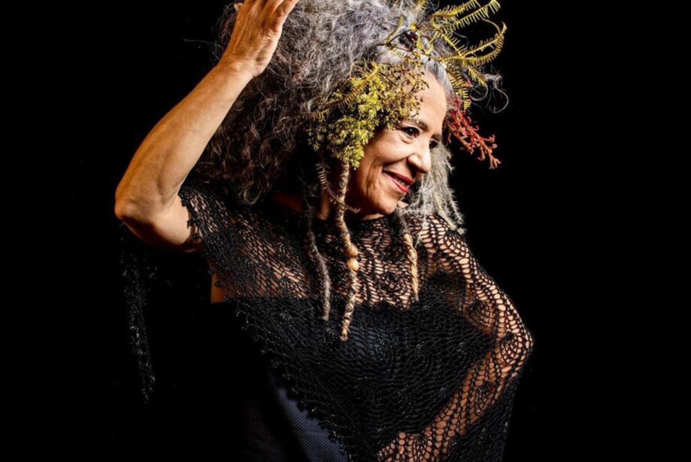 Em celebração aos 80 anos de Alice Ruiz, uma das maiores poetas brasileiras contemporâneas, Rogéria Holtz apresenta um espetáculo inédito Alice Ruiz - 80 anos no próximo final de semana, sábado, dia 17, às 20h, e domingo, dia 18, às 19h, no Teatro Paiol (R. Cel. Zacarias, 51). Ao lado de Alzira E e Estrela Leminski, a cantora conduz um emocionante tributo à poesia musicada de Alice, com um repertório que inclui clássicos como "Milágrimas" (com Itamar Assunção). "Socorro (com Arnaldo Antunes) e "Sei dos Caminhos"  (com Itamar Assunção e Alzira E)  , além de outras parcerias marcantes. Com direção musical e arranjos de João Egashira, o show celebra a força da palavra, da música e da criação feminina, em um encontro único entre diferentes gerações da canção brasileira. Os ingressos custam R$15 e R$30 e já estão à venda pelo site  site comprenozet.