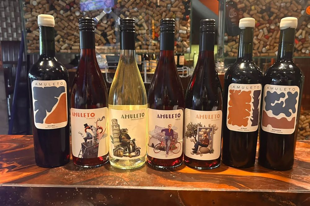 Amuleto Wines: vinhos de vanguarda de Mendoza ganham degustação no Vino! Batel Destaque da nova geração de Mendoza, a Amuleto Wines será atração de um evento no Vino! Batel no dia 16 de outubro (sexta-feira), das 20h às 22h. O enólogo e sócio da vinícola, Leonel Cabrillana, apresentará uma seleção de sete rótulos ao lado do sommelier Paul Tudgay, da distribuidora Rootstock. Durante a noite, o público poderá aproveitar uma promoção double drink com os vinhos da Amuleto: no sistema “pague um e leve dois”, as taças de 150 ml custam R$ 45 e as garrafas, R$ 230. O cliente poderá combinar diferentes rótulos tanto nas taças quanto nas garrafas.