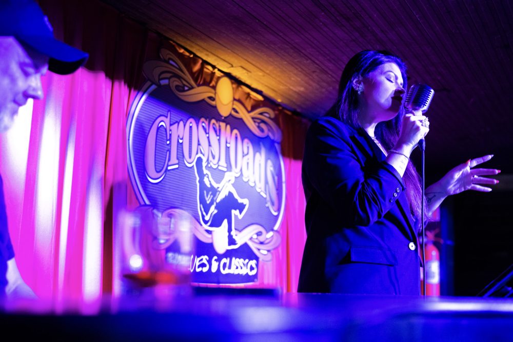 Projeto segue nesta quinta-feira, 8 de outubro, com noite dedicada ao bebop, entrada gratuita até 19h e double de chope até 20h  Antes de o jazz chegar a tantas das formas que conhecemos hoje, houve uma revolução. Nos anos 1940, músicos como Charlie Parker e Dizzy Gillespie ajudaram a transformar o gênero a partir do bebop, levando velocidade, improvisação e novas possibilidades harmônicas para o centro da música. É essa virada que o Crossroads Jazz & Classics revisita na quinta-feira, 8 de outubro, em Curitiba.