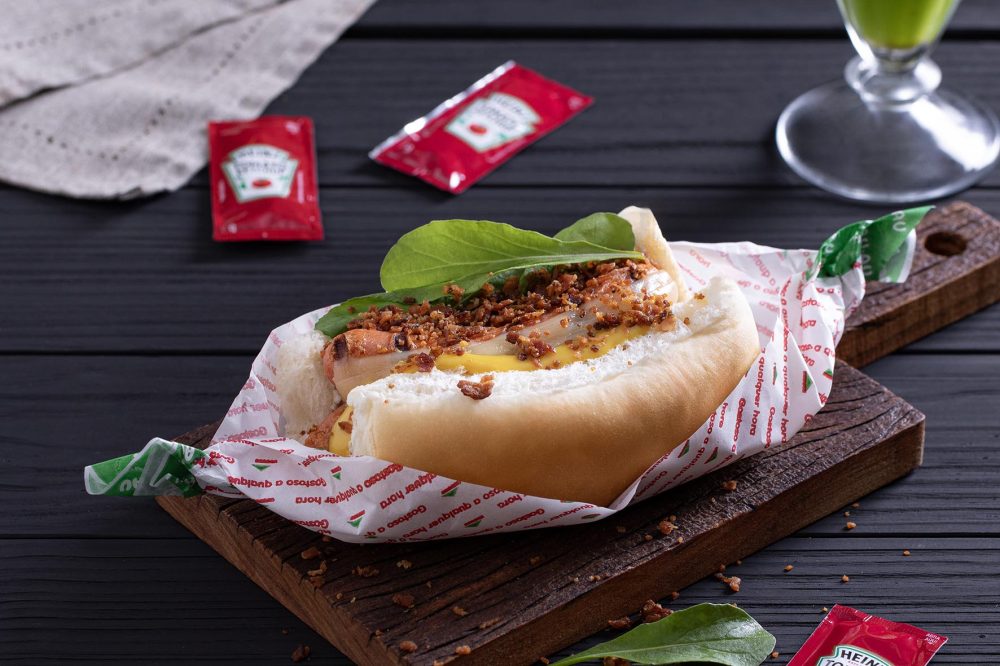 Vina grelhada: linha Grill renova tradição no Au-Au A tradição curitibana da “vina” ganha novos sabores nos cachorros-quentes do Au-Au Lanches. Na linha Grill, salsichas desenvolvidas com exclusividade para a rede são preparadas na grelha e servidas em oito versões do tradicional sanduíche. São uma ótima pedida para aproveitar o friozinho que teima em não ir embora neste início de primavera.