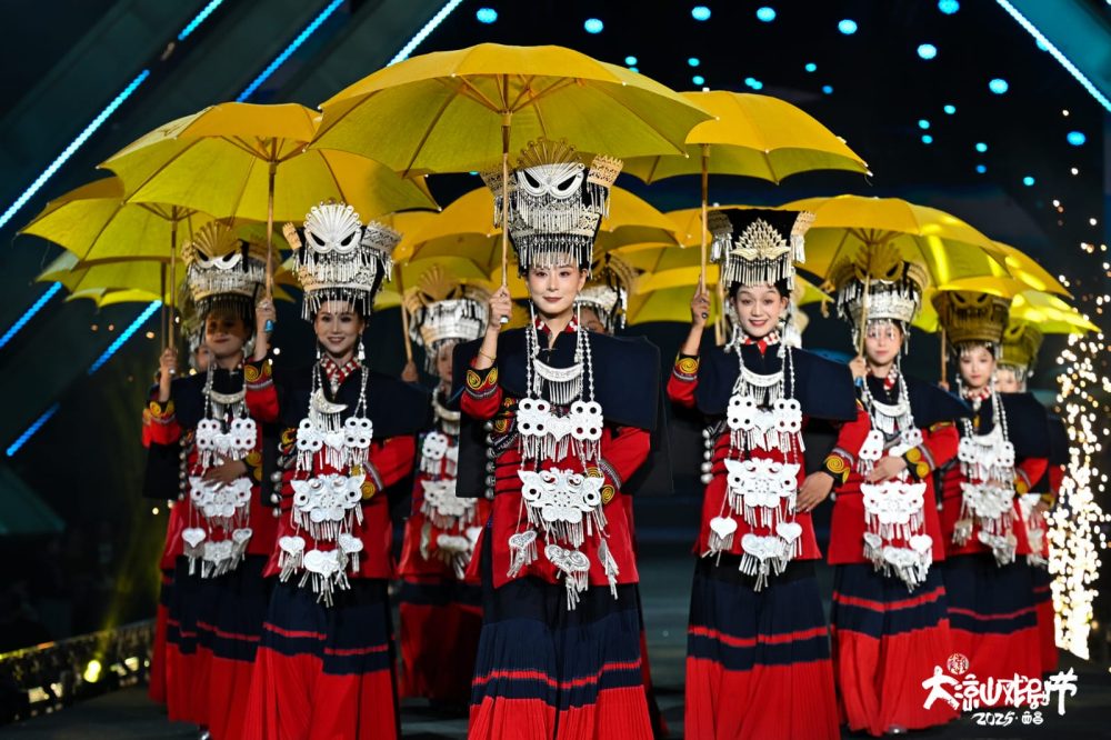 Companhia Wucai Yunxia Xin Wenyi, da China, traz ao Teatro Positivo, em novembro, música, dança, bordados e rituais ancestrais das montanhas de Liangshan.