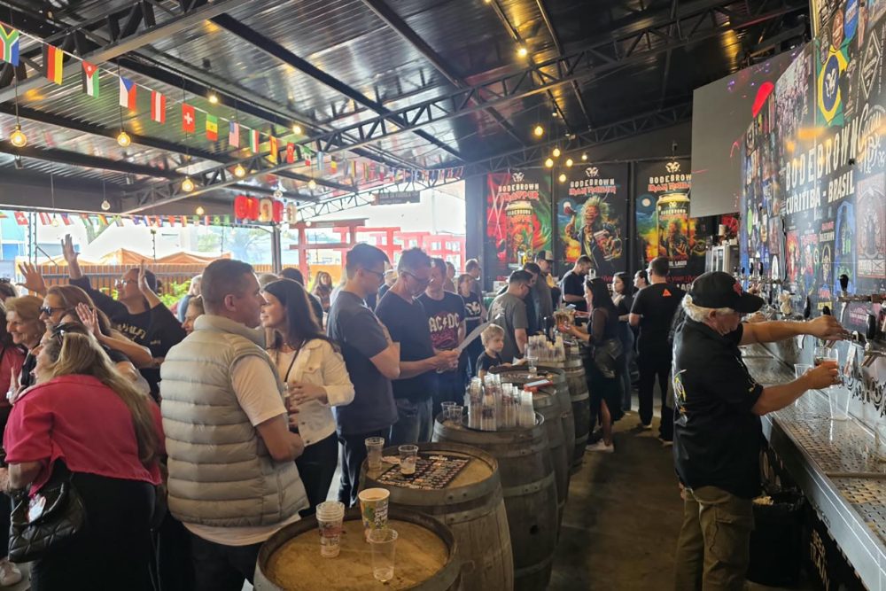 Feriadão com três dias de festa na Bodebrown Feriadão com três dias de festa na Bodebrown O feriadão será aproveitado com três dias de festa na fábrica da Bodebrown. Reunindo muita cerveja artesanal, gastronomia, shows de blues e jazz, além de outras atrações para toda a família, o evento acontece no sábado (10/10), das 10h às 19h, e no domingo e na segunda-feira, do meio-dia às 19h. A entrada é franca.