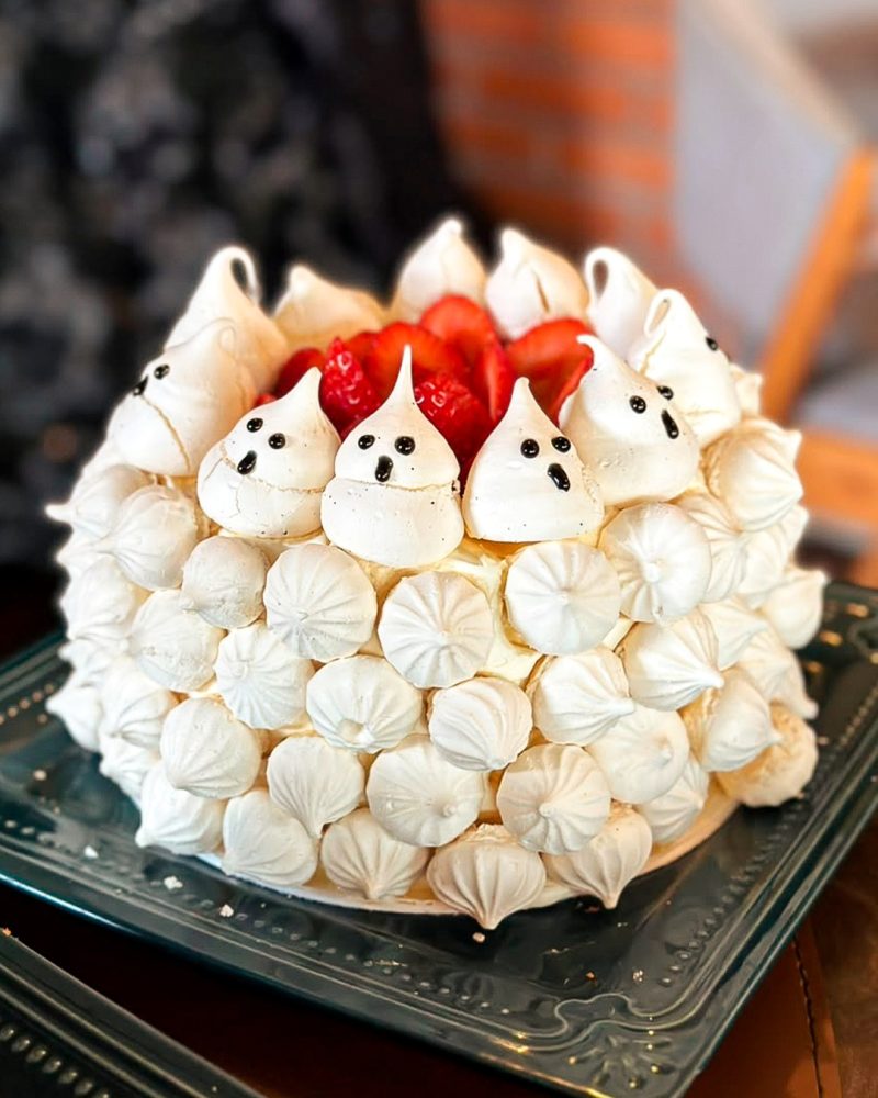 Halloween da Chiffon Café tem doces temáticos e personagens ao vivo no dia 31 de outubro Tradição da casa continua na nova fase da marca, com decoração especial, bolos, pavlovas, choux e interação com personagens