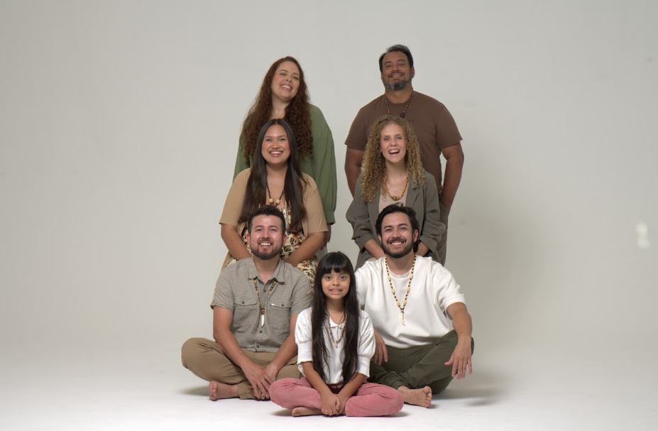 “Canto da Terra” leva música, sustentabilidade e ancestralidade indígena a três palcos de Curitiba Projeto do Coletivo Puxirum, formado por artistas Mura, recebe convidados dos povos Guarani, Xetá e Kaingang em apresentações gratuitas. Depois de reunir artistas indígenas de diferentes territórios em estúdio, o projeto Canto da Terra, do Coletivo Puxirum, chega aos palcos de Curitiba. A partir de outubro, o público poderá conhecer ao vivo o repertório do álbum que aproxima referências dos povos Mura, e participação dos povos Guarani, Kaingang e Xetá em uma experiência que conecta música, sustentabilidade, ancestralidade, memória, identidade e relação com a terra.