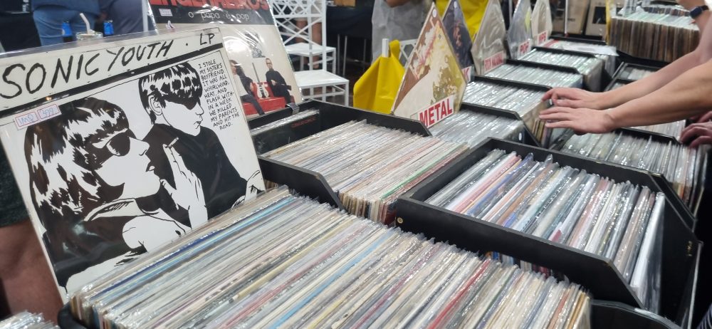 Do garimpo ao primeiro LP: feira de vinil no Jeep Clube reúne 5 mil discos, com preços a partir de R$ 10   Durante a feira, é possível iniciar uma coleção de vinil  com valores acessíveis e trocar informações com colecionadores