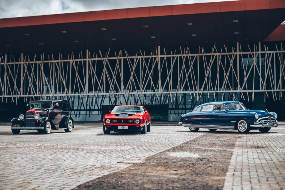Old & Low Car Curitiba começa neste sábado com raridades, shows e atrações para toda a família Old & Low Car Curitiba começa neste sábado com raridades, shows e atrações para toda a família 7ª edição celebra os 140 anos do automóvel com exposição de veículos históricos, manobras de motos, apresentações musicais e programação especial no feriado de Finados