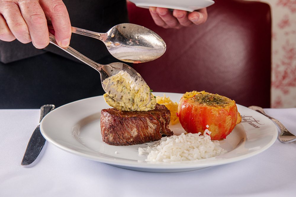 Tradição francesa à mesa no feriado prolongado Restaurante abre para o almoço de sexta a domingo, das 12h às 16h, e para o jantar de terça a sábado, das 19h às 23h.