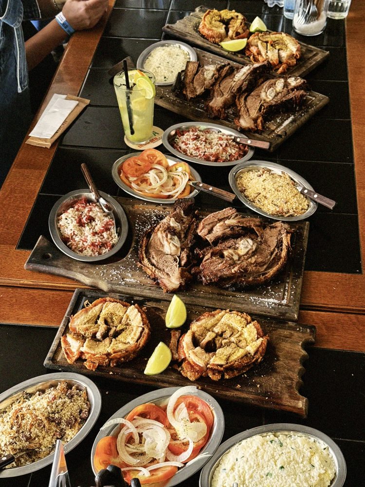 Churrascada do Açougueiro tem nova edição no Água Verde neste domingo, véspera de feriado Evento acontece no dia 1º de novembro, a partir do meio-dia, com costela fogo de chão, torresmo de rolo, arroz carreteiro, legumes braseados e muito sertanejo raiz ao vivo com Michel Mattos. A entrada é gratuita. O cheiro de churrasco, o fogo aceso e a boa música vão tomar conta do bairro Água Verde neste domingo, dia 1º de novembro, véspera de feriado. O Bar do Açougueiro promove mais uma edição da tradicional Churrascada do Açougueiro, evento que já conquistou o público curitibano ao reunir gastronomia de qualidade, música ao vivo e aquele clima descontraído de um verdadeiro churrasco entre amigos.