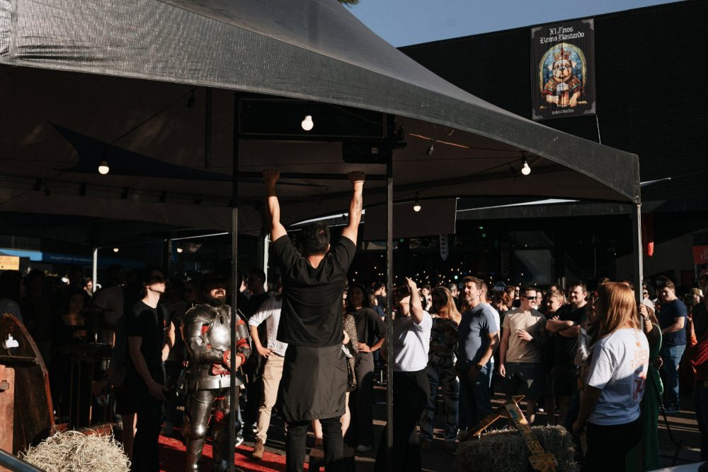 Comemoração dos 12 anos da cervejaria acontece neste sábado, 11 de outubro, com programação das 12h às 22h Doze anos são tempo suficiente para uma marca mudar. O mercado muda, o público muda, os hábitos mudam e até aquilo que parecia uma aposta pode ganhar outra dimensão. Para a Bastards, chegar aos 12 anos é justamente olhar para tudo o que mudou sem perder de vista aquilo que permaneceu.
