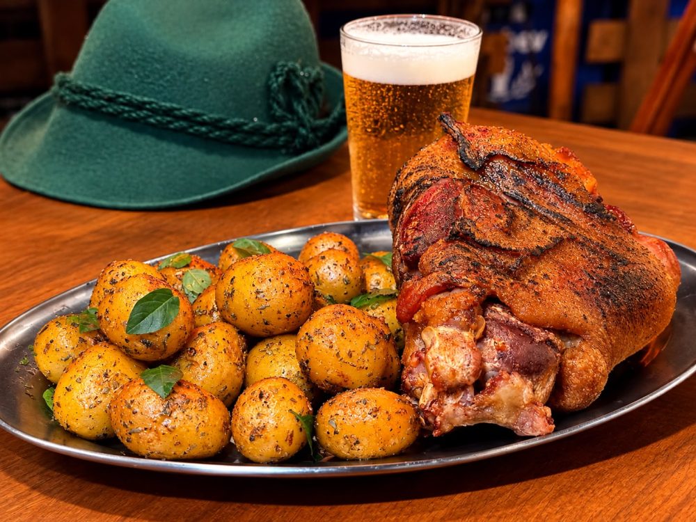 Oktober Quermesse: tradicional boteco raiz de Curitiba entra no clima da festa alemã com prato especial para compartilhar De 20 a 30 de outubro, as unidades do Bar Quermesse no Bom Retiro e Ecoville oferecem joelho de porco com batatas salteadas na manteiga, em uma celebração que reúne gastronomia, cerveja gelada e promoções especiais durante a semana.