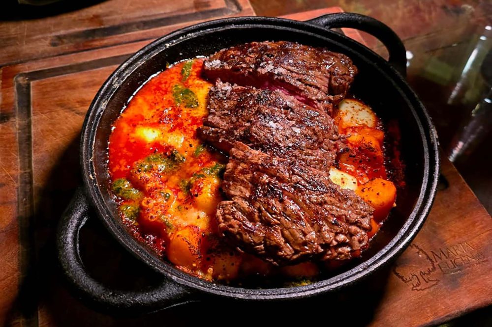Volta ao mundo gastronômica no feriadão em Curitiba Volta ao mundo gastronômica no feriadão em Curitiba Que tal aproveitar o feriadão para dar uma volta ao mundo por algumas das mais saborosas gastronomias do planeta? O próximo feriadão oferece essa oportunidade em Curitiba, cidade que desponta no cenário nacional pela diversidade e qualidade de seus restaurantes. De carnes assadas na brasa, com inspiração nas parrillas argentinas e no churrasco brasileiro, à alta cozinha japonesa, passando pela tão cultuada quanto difundida comida italiana, não faltam opções abertas no próximo fim de semana e na segunda-feira, 2 de novembro, Dia de Finados.