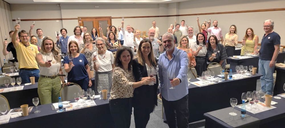 Evento gratuito realizado no Bourbon Hotel & Suítes apresenta cerca de 100 rótulos de 12 produtores da Região Demarcada dos Vinhos Verdes, em Portugal Curitiba recebe, no dia 13 de outubro, a Grande Degustação da Região Demarcada dos Vinhos Verdes, encontro que reúne produtores portugueses, profissionais do setor e consumidores interessados em conhecer a diversidade dos vinhos produzidos no noroeste de Portugal. Promovido pela Comissão de Viticultura da Região dos Vinhos Verdes (CVRVV), o evento acontece no Bourbon Hotel & Suítes, com entrada gratuita e somente mediante inscrição prévia.
