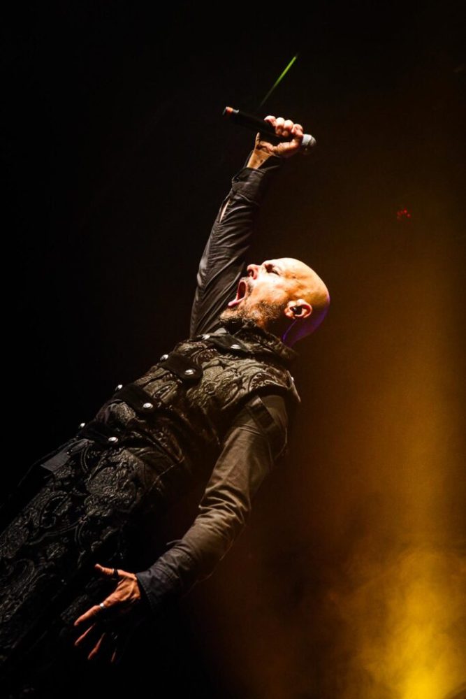 Neste sábado, dia 24, o icônico vocalista anuncia seu aguardado espetáculo The Black Halo and Beyond, faz uma apresentação especial que celebra uma das eras mais marcantes do metal sinfônico e progressivo, além de revisitar momentos emblemáticos de sua carreira. A apresentação acontece no palco do Jokers (R. São Francisco, 164 – Centro Histórico). A agenda da semana também traz na quinta (22) o show de Ricardo Mutant Cox levando para a casa muito country bluegrass outlaw no formato acústico. E, na sexta (23, teremos a apresentação da banda Bon Jovi Cover, num show repleto de hits como "Its my life", "you give love a bad name", "Runway" e muito mais.