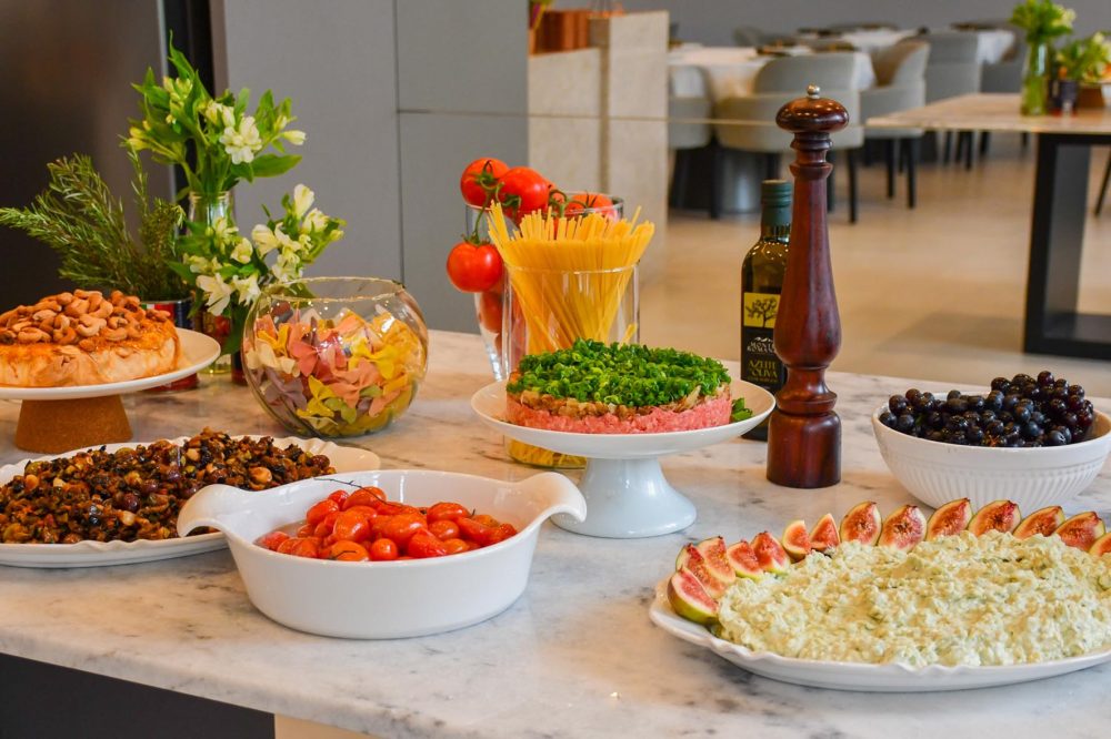 Eventos com sabor e flexibilidade no restaurante Sale Pepe Comida de boteco ou feijoada? Um jantar com carnes, peixes, frutos do mar e massas? Ou, quem sabe, uma paella ou um brunch com antepastos e pratos quentes? Uma das referências gastronômicas de Curitiba, o restaurante Sale Pepe oferece uma ampla variedade de opções para eventos sociais e corporativos.