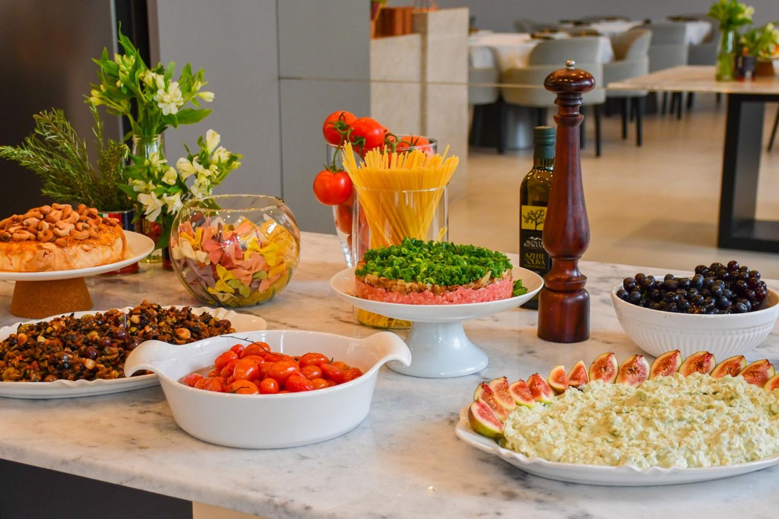 Eventos com sabor e flexibilidade no restaurante Sale Pepe Comida de boteco ou feijoada? Um jantar com carnes, peixes, frutos do mar e massas? Ou, quem sabe, uma paella ou um brunch com antepastos e pratos quentes? Uma das referências gastronômicas de Curitiba, o restaurante Sale Pepe oferece uma ampla variedade de opções para eventos sociais e corporativos.